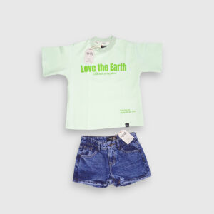 shorts de niñas en jean con camisetas scuba retro